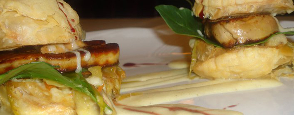 Hojaldritos rellenos de verduras y espinacas frescas con foie y salsa de manzana verde